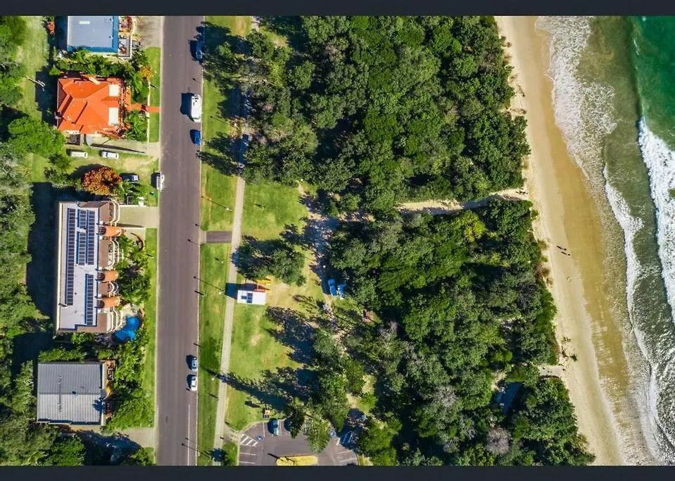 Surfrider - Beach Front Apartment With Pool Byron Bay