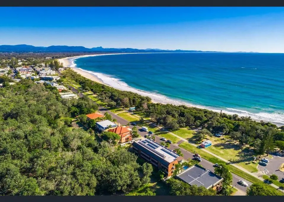 Surfrider - Beach Front Apartment With Pool Byron Bay