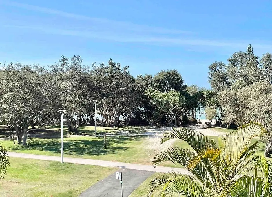 Surfrider - Beach Front Apartment With Pool Byron Bay